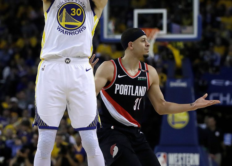 The Warriors’ Stephen Curry shooting in front of his brother, the Portland Trail Blazers’ Seth Curry.CreditCreditBen Margot/Associated Press