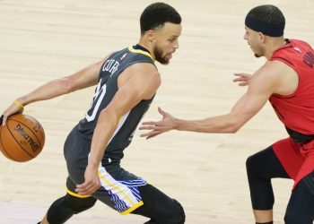 Warriors guard Stephen Curry dribbling against his brother, Trail Blazers guard Seth Curry, during Game 2 of the Western Conference finals.
(Image Credit: Kyle Terada/USA Today Sports, via Reuters)