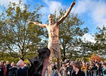 Hundreds of fans turned up to see the unveiling of the statue (Image credit: Getty Images)