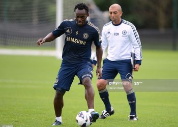 Chelsea manager Roberto Di Matteo and Michael Essien during training  (Photo by Darren Walsh/Chelsea FC via Getty Images)