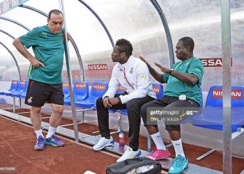 Ghana's coach Avram grant (L) talks with team captain Asamoah Gyan (C) before a training session as part of the team's preparation for the AFrican Cup of Nations football tournament at Mongomo stadium on January 18, 2015. Ghana's Captain Asamoah Gyan is likely to miss their African Cup of Nations football match against Senegal on January 19 after contracting malaria and spending a night in hospital. AFP Photo/Carl de Souza        (Photo credit should read CARL DE SOUZA/AFP via Getty Images)