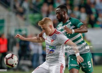 BUDAPEST, HUNGARY - MAY 11: (r-l) Abraham Frimpong of Ferencvarosi TC challenges Kevin Varga of DVSC during the Hungarian OTP Bank Liga match between Ferencvarosi TC and DVSC at Groupama Arena on May 11, 2019 in Budapest, Hungary. (Photo by Laszlo Szirtesi/Getty Images)