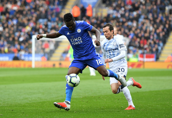 LEICESTER, ENGLAND - OCTOBER 06:  Daniel Amartey of Leicester City is challenged by Bernard of Everton during the Premier League match between Leicester City and Everton FC at The King Power Stadium on October 6, 2018 in Leicester, United Kingdom.  (Photo by Michael Regan/Getty Images)