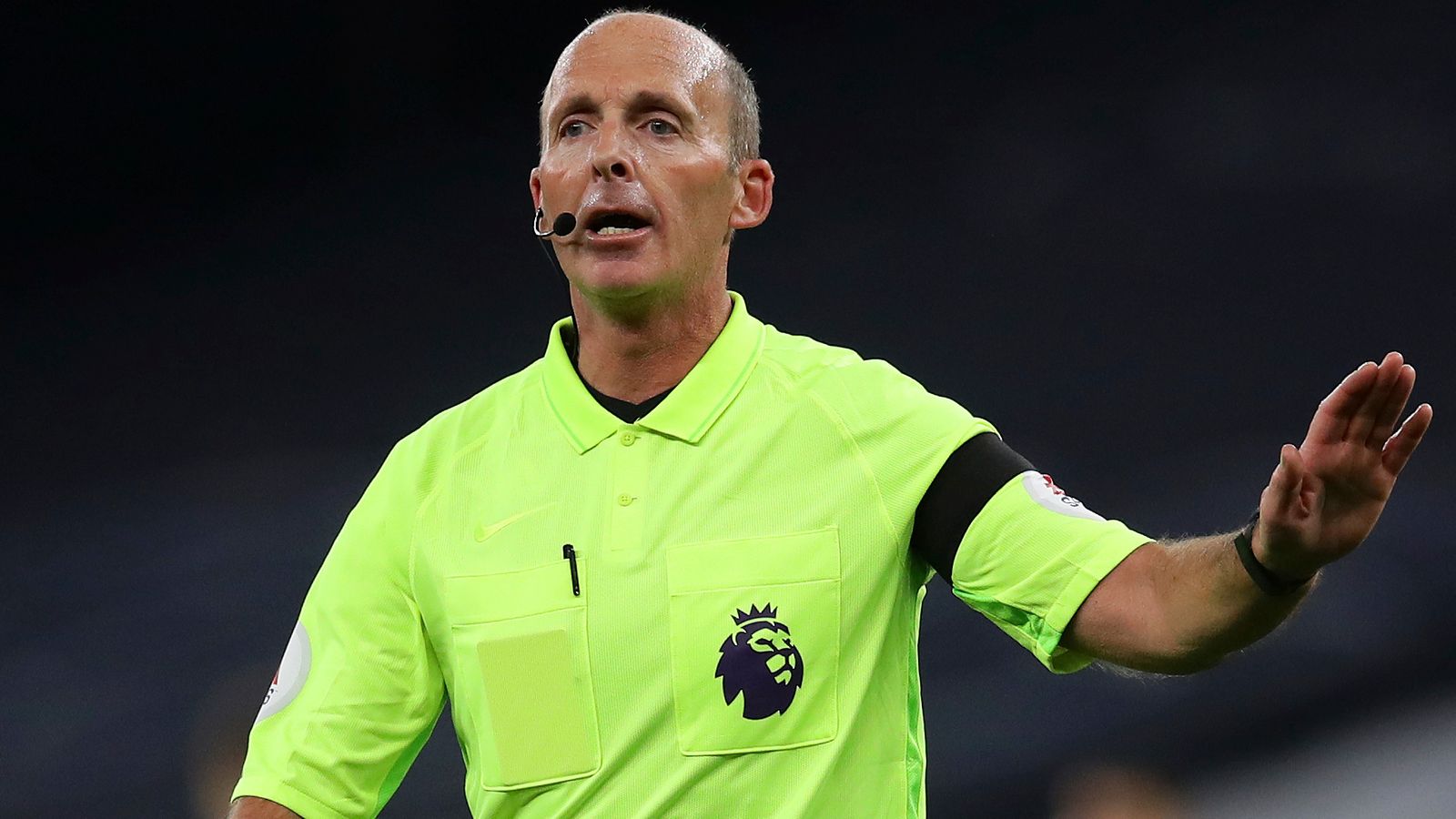 EPL Mike Dean to return to officiating this weekend after online death threats