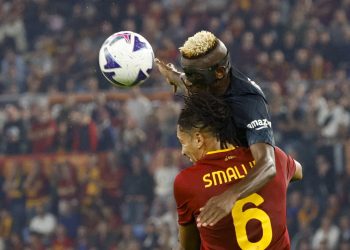 epa10261676 Napoli's Victor Osimhen (up) and Romas Chris Smalling jump for the ball during the Italian Serie A soccer match between AS Roma and SSC Napoli at the Olimpico stadium in Rome, Italy, 23 October 2022.  EPA/FABIO FRUSTACI