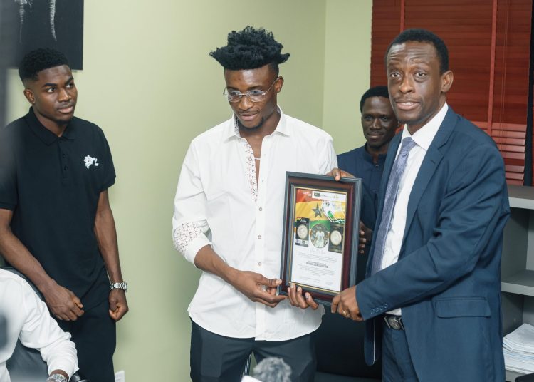 Hon. Okyere-Darko (right) presents plaque to Kudus. Photo Courtesy: Ghana Gold Expo