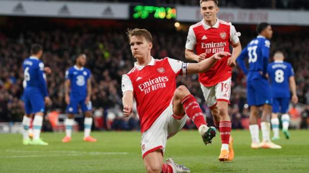 Arsenal return to PL summit