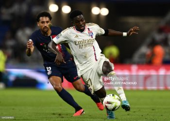 Marquinhos fights for the ball with Lyon's Ghanaian forward #37 Ernest Nuamah (Photo by JEFF PACHOUD/AFP via Getty Images)