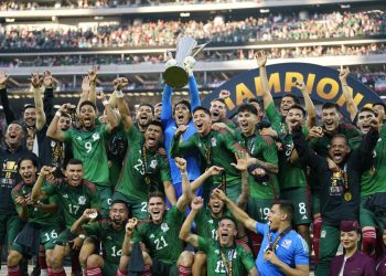 Mexico players celebrate with the winner's trophy after beating Panama 1-0 after the CONCACAF Gold Cup final soccer match Sunday, July 16, 2023, in Inglewood, Calif.(AP Photo/Ashley Landis)