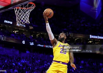 LeBron James #23 of the Los Angeles Lakers makes a lay up (Photo by Ethan Miller/Getty Images)