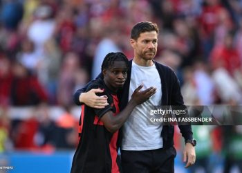 Bayer Leverkusen's Spanish coach Xabi Alonso (R) and Bayer Leverkusen's Dutch defender #30 Jeremie Frimpong (Photo by INA FASSBENDER/AFP via Getty Images)
