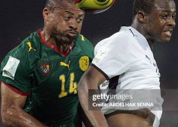 Ghana's Andre 'Dede' Ayew  (R) fights for the ball with Cameroon's Jean Epalle    (L) 07 February 2008 in Accra during their semi-final 2008 African Cup of Nations match.Cameroon won  1-0 AFP PHOTO/ABDELHAK SENNA (Photo credit should read ABDELHAK SENNA/AFP via Getty Images)