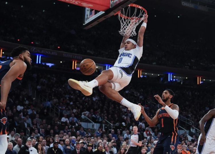 Anthony Black dunks ball against Knicks Photo Courtesy: AP