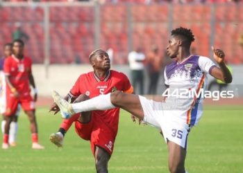 Kotoko's Justice Blay (red) battles Salim Adams