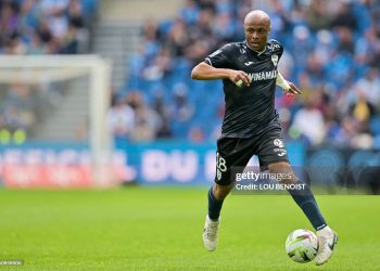 Le Havre's French forward #28 Andre Ayew runs with the ball during the French L1 football match between Le Havre AC and RC Strasbourg (Photo by LOU BENOIST/AFP via Getty Images)