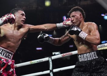 David Benavidez lands punch on David Morrell Photo Courtesy: AP