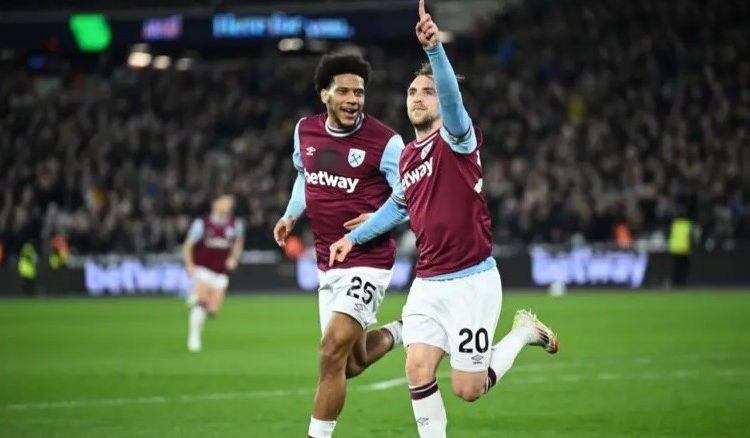 Jarrod Bowen celebrates goal with Jean-Clair Todibo Photo Courtesy: Getty Images