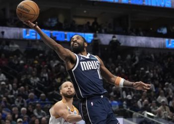 Kyrie scores layup on Steph Curry Photo Courtesy: AP