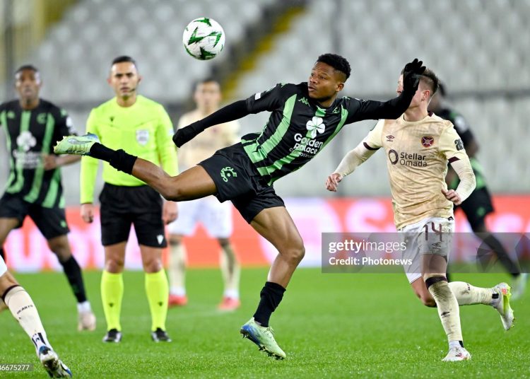 Agyekum Lawrence midfielder of Cercle Brugge controls the ball ( Photo by Nico Vereecken / PhotoNews via Getty Images)