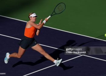 Mirra Andreeva plays a forehand swing volley against Iga Swiatek at Indian Wells (Photo by Clive Brunskill/Getty Images)