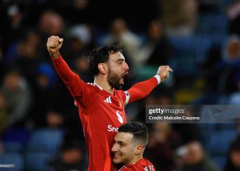 Goalscorer Bruno Fernandes of Manchester United is held aloft by Diogo Dalot during the Premier League match between Leicester City FC and Manchester United FC (Photo by Malcolm Couzens/Getty Images)