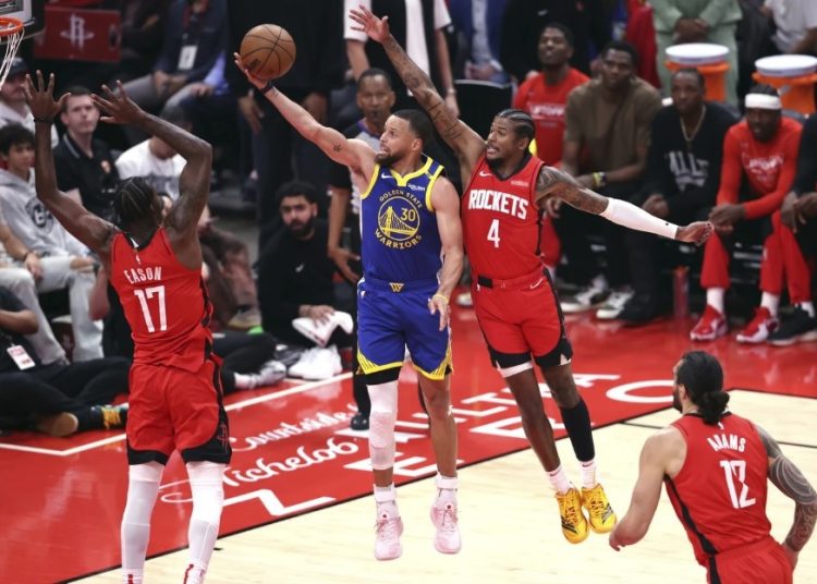 Steph Curry attempts layup against Houston Rockets Photo Courtesy: AP