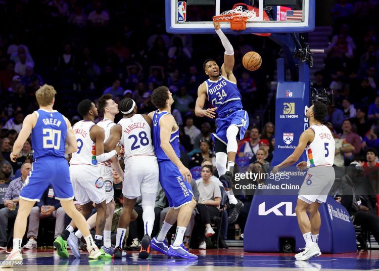 Giannis Antetokounmpo #34 of the Milwaukee Bucks dunks ball (Photo by Emilee Chinn/Getty Images)