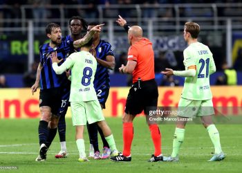 Referee Szymon Marciniak approaches Francesco Acerbi of FC Internazionale as he is held back by Pedri of FC Barcelona (Photo by Marco Luzzani/Getty Images)