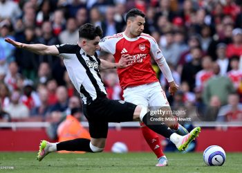 Gabriel Martinelli of Arsenal is challenged by Tino Livramento of Newcastle United (Photo by Mike Hewitt/Getty Images)