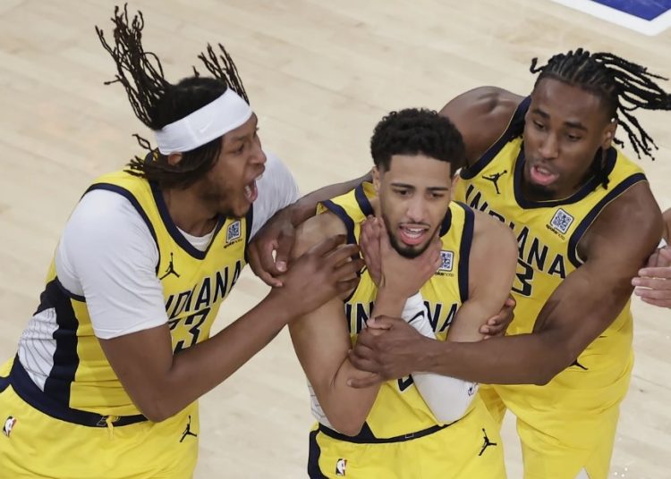 Tyrese Haliburton makes a choke gesture towards Knicks fans Photo Courtesy: AP