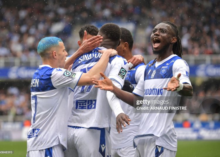 Auxerre's Ghanian defender #14 Gideon Mensah (R) celebrates his goal (Photo by ARNAUD FINISTRE/AFP via Getty Images)