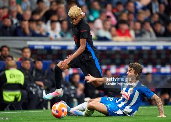 Lamine Yamal of FC Barcelona competes for the ball with Carlos Romero of RCD Espanyol (Photo by Pedro Salado/Getty Images)