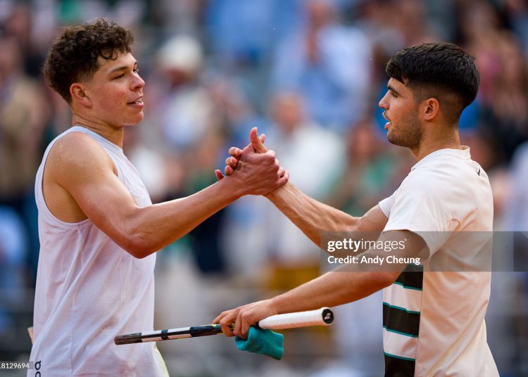 Carlos Alcaraz (R) of Spain comes to the net to greet Ben Shelton of United States (Photo by Andy Cheung/ Getty Images)