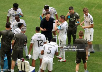 Xabi Alonso, Head Coach of Real Madrid C. F.,  speaks to his players during the FIFA Club World Cup 2025 group H match between Real Madrid CF and Al Hilal (Photo by Sandra Montanez/Getty Images)