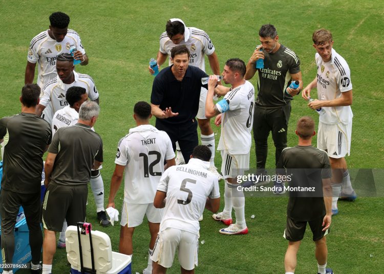 Xabi Alonso, Head Coach of Real Madrid C. F.,  speaks to his players during the FIFA Club World Cup 2025 group H match between Real Madrid CF and Al Hilal (Photo by Sandra Montanez/Getty Images)