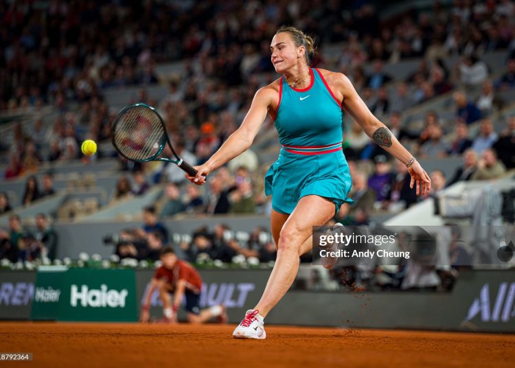 Aryna Sabalenka lunges to play a backhand against Iga Swiatek of Poland in the Women's Singles Semi Final match at 2025 French Open Semifinals (Photo by Andy Cheung/Getty Images)