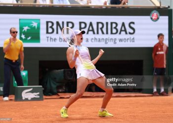 Iga Swiatek of Poland celebrates winning match point against Elena Rybakina of Kazakhstan (Photo by Adam Pretty/Getty Images)