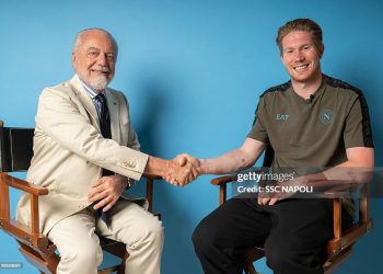 Kevin De Bruyne shakes hands with SSC Napoli President Aurelio De Laurentiis during his official presentation as a new Napoli player on June 12, 2025 in Rome, Italy. (Photo by SSC NAPOLI/SSC NAPOLI via Getty Images)