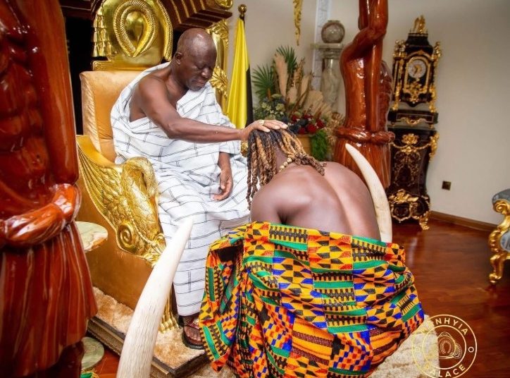 Asantehene Otumfuo Osei Tutu II blesses Jeremy Doku Photo Courtesy: Manhyia Palace