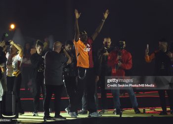 Galatasaray Victor Osimhen is on stage, waving to the fans. Galatasaray Sports Club celebrated its 25th championship in the Turkish Super Lig at the Yenikap Rally Area. The event, which was attended by many artists, marked the celebration of their third consecutive title on May 25, 2025 in Istanbul, Turkey. (Photo by Seskim Photo/MB Media/Getty Images)