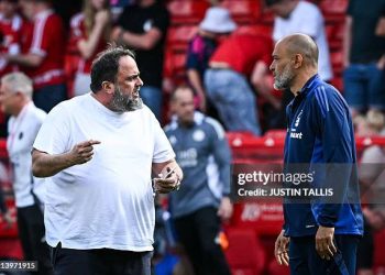 Nottingham Forest's Portuguese manager Nuno Espirito Santo (R) speaks with Nottingham Forest's Greek co-owner Evangelos Marinakis (L) (Photo by JUSTIN TALLIS/AFP via Getty Images)