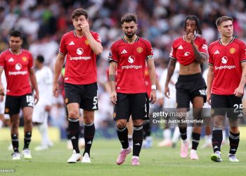 Bruno Fernandes of Manchester United and his teammates look dejected following the Premier League match between Fulham and Manchester United (Photo by Justin Setterfield/Getty Images)