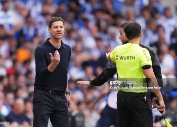 Xabi Alonso, Head Coach of Real Madrid, interacts with the Referee during LaLiga EA Sports match (Photo by Juan Manuel Serrano Arce/Getty Images)