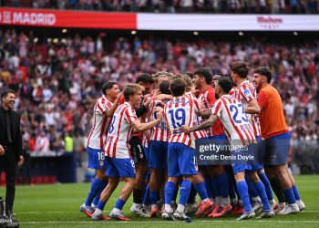 Atletico Madrid players celebrate victory with Diego Simeone, Head Coach after the LaLiga EA Sports match between Atletico de Madrid and Real Madrid (Photo by Denis Doyle/Getty Images)
