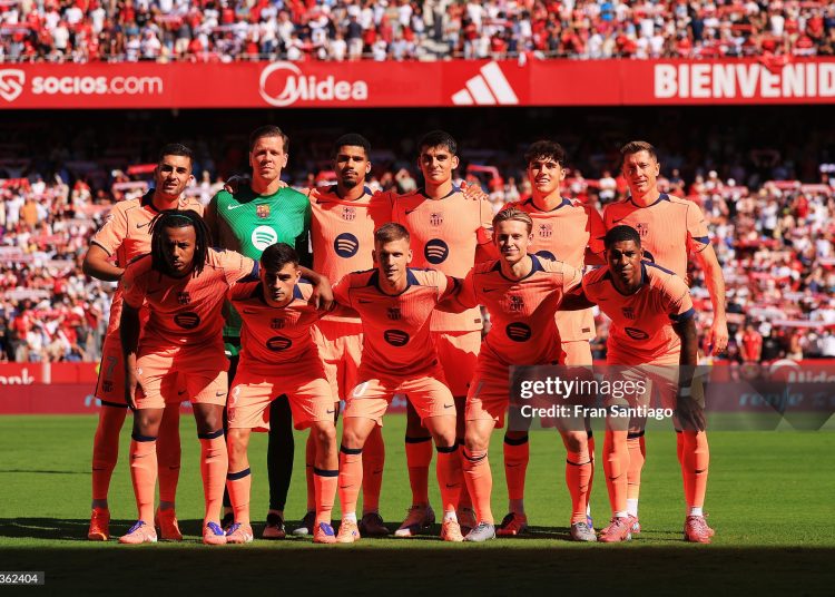 Players of FC Barcelona pose for a team photograph prior to the LaLiga EA Sports match between Sevilla FC and FC Barcelona (Photo by Fran Santiago/Getty Images)