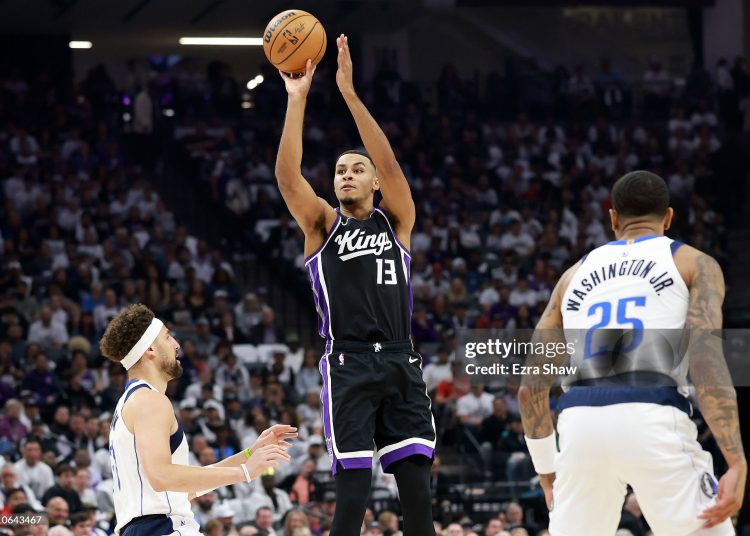Keegan Murray #13 of the Sacramento Kings shoots over Klay Thompson #31 of the Dallas Mavericks during the first half of the NBA play-in tournament game. (Photo by Ezra Shaw/Getty Images)