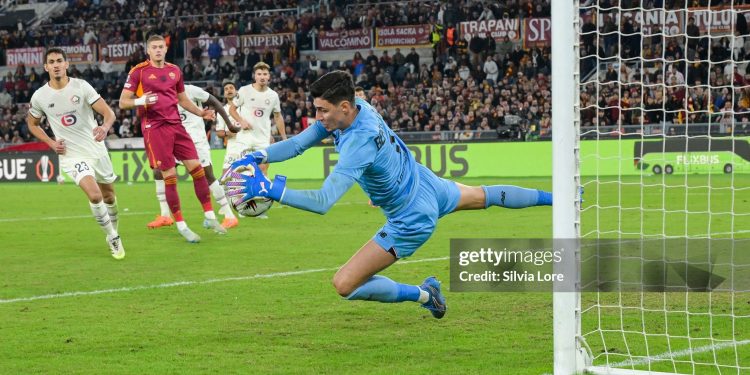 Berke Özer, goalkeeper of LOSC Lille, dives for a save during the UEFA Europa League 2025/26 League Phase MD2 match between AS Roma and LOSC Lille (Photo by Silvia Lore/Getty Images)