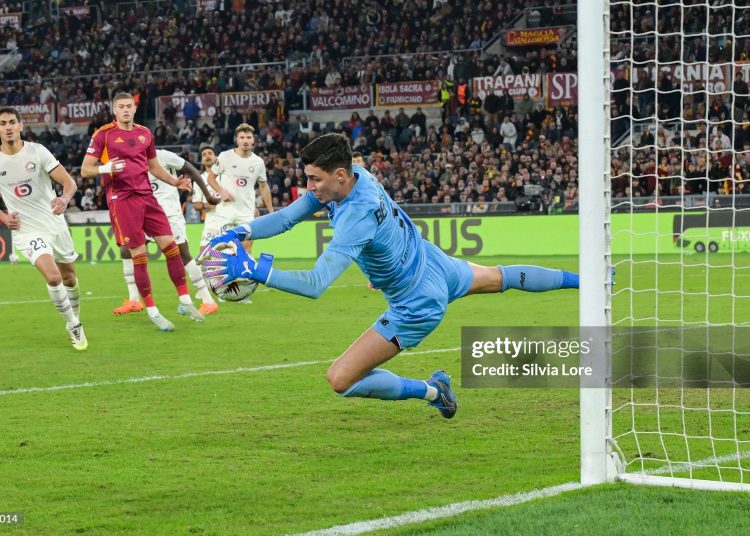 Berke Özer, goalkeeper of LOSC Lille, dives for a save during the UEFA Europa League 2025/26 League Phase MD2 match between AS Roma and LOSC Lille (Photo by Silvia Lore/Getty Images)