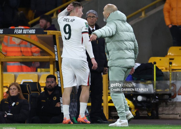 Chelsea's Italian head coach Enzo Maresca (R) remonstrates with Chelsea's English striker #09 Liam Delap after he was sent off for a second yellow card during the English League Cup fourth round football match between Wolverhampton Wanderers and Chelsea at the Molineux stadium in Wolverhampton (Photo by DARREN STAPLES/AFP via Getty Images)