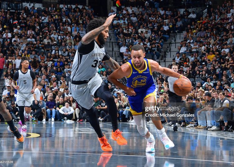 Stephen Curry #30 of the Golden State Warriors drives to the basket during the game against the San Antonio Spurs during the 2025-26 Emirates Cup (Photos by Michael Gonzales/NBAE via Getty Images)